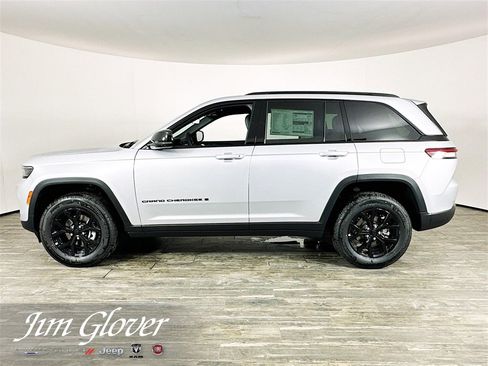 New 2025 Jeep Grand Cherokee Laredo image 9