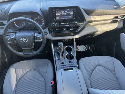 Used 2022 Toyota Highlander LE image 11