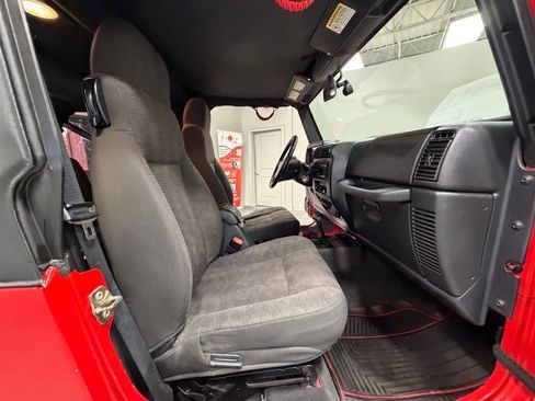 Used 2005 Jeep Wrangler Unlimited w/ Security Group AWD/4WD image 42