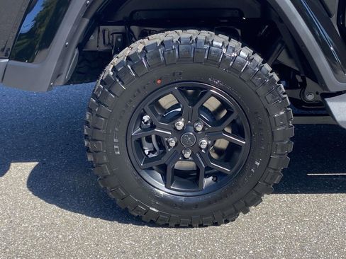 New 2025 Jeep Gladiator High Tide image 9