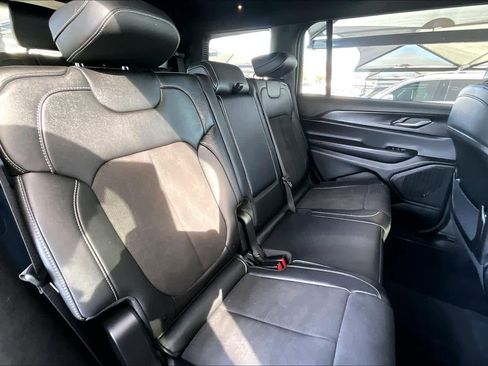 Used 2024 Jeep Grand Cherokee L Laredo image 19