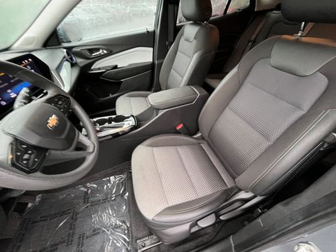 Used 2025 Chevrolet Trax LT image 30