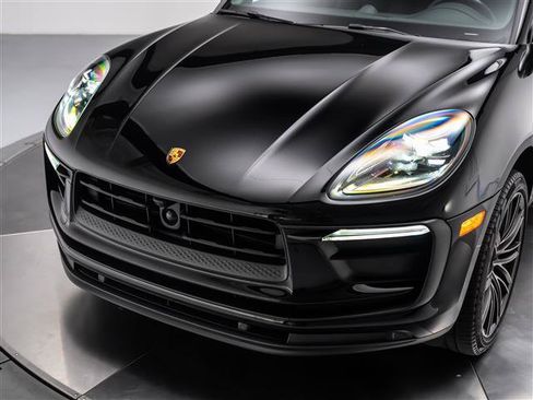Used 2024 Porsche Macan AWD/4WD image 30