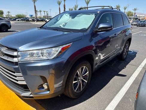 Used 2018 Toyota Highlander XLE FWD image 2