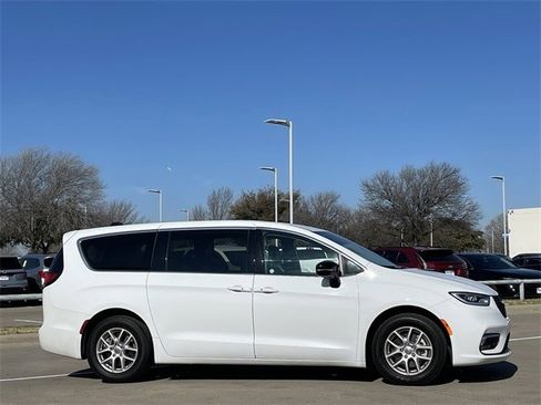 Used 2024 Chrysler Pacifica Touring-L image 3