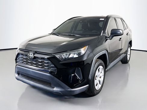 Used 2020 Toyota RAV4 LE image 4