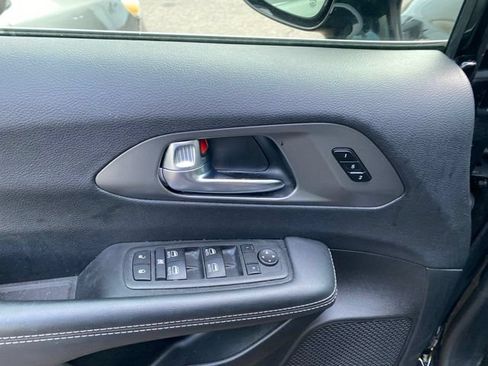 Used 2025 Chrysler Pacifica Select FWD image 13