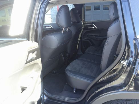 Used 2024 Mitsubishi Outlander SE image 19