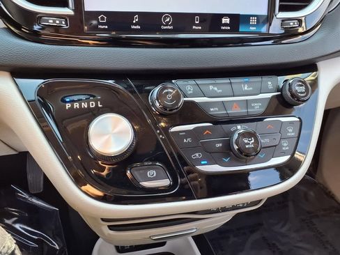 Used 2024 Chrysler Pacifica Touring-L FWD image 11