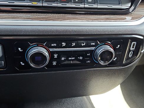 Used 2025 Chevrolet Silverado 2500 LT w/ Convenience Package image 15