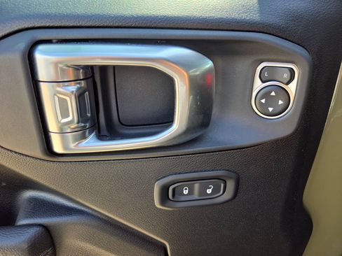 Used 2025 Jeep Wrangler Sport AWD/4WD image 15