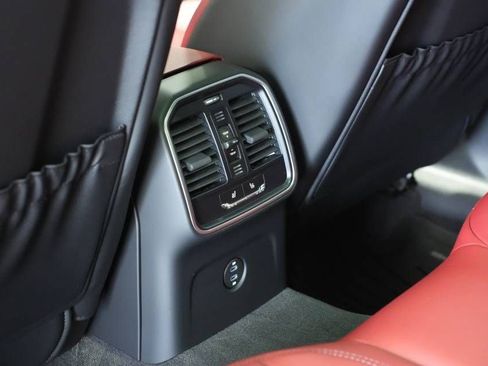 Certified 2025 Porsche Macan AWD/4WD image 26