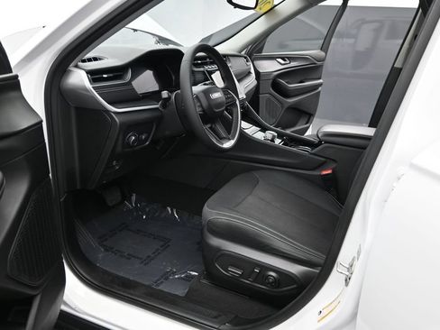 Used 2023 Jeep Grand Cherokee Laredo RWD image 12