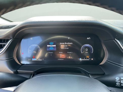 Used 2022 Jeep Grand Cherokee L Limited w/ Black Appearance Package image 34