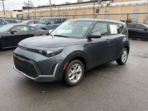 Used 2025 Kia Soul LX w/ LX Technology Package FWD image 2