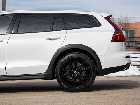 Used 2021 Volvo V60 T5 Cross Country image 4