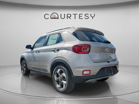 Used 2025 Hyundai Venue SEL FWD image 4