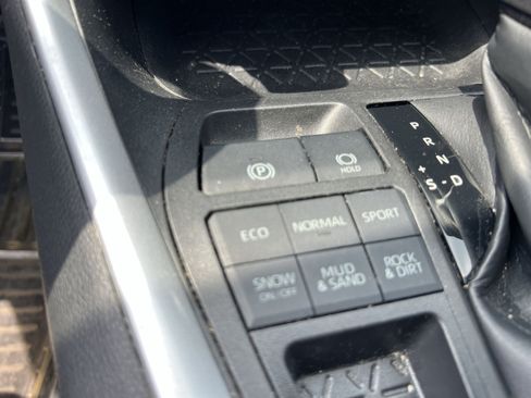 Used 2021 Toyota RAV4 LE AWD/4WD image 27