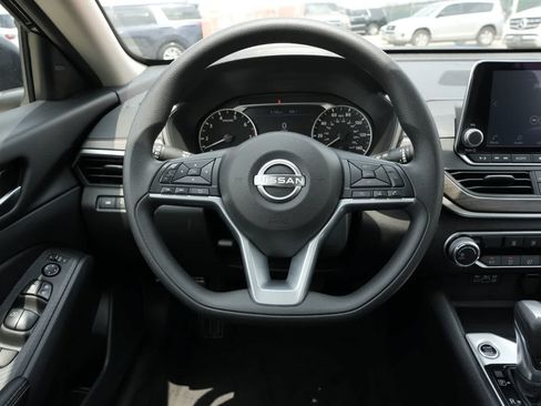 Used 2025 Nissan Altima 2.5 SV FWD image 9