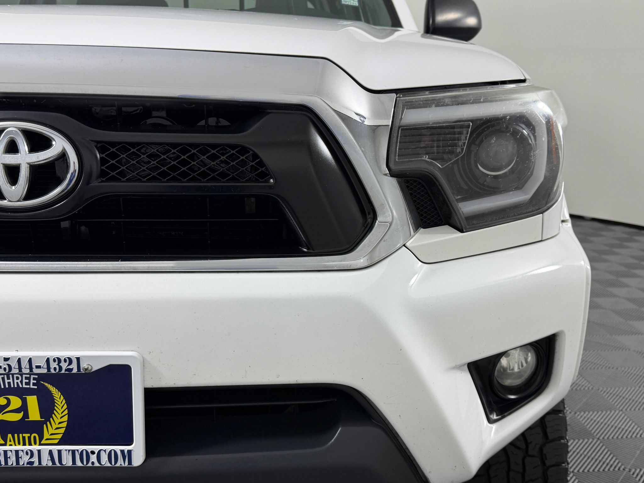 Used 2012 Toyota Tacoma 4x4 Double Cab w/ SR5 Pkg image 5