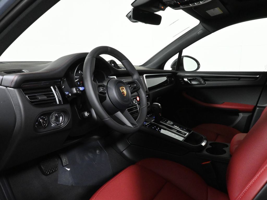Used 2026 Porsche Macan AWD/4WD image 4