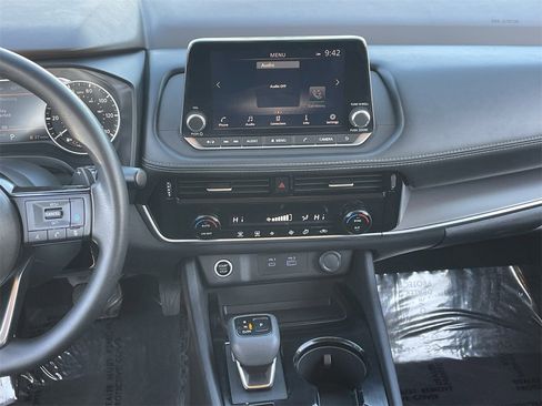 Used 2022 Nissan Rogue SV image 16