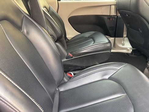 Used 2023 Chrysler Pacifica Touring-L FWD image 30