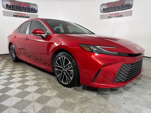 Used 2025 Toyota Camry XLE FWD image 1