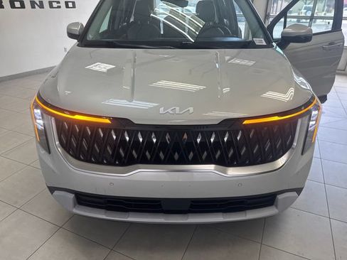Used 2025 Kia Carnival EX FWD image 24
