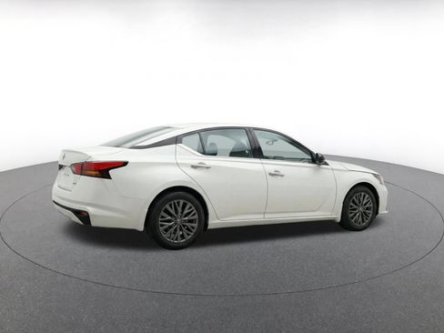 Used 2025 Nissan Altima 2.5 SV FWD image 11