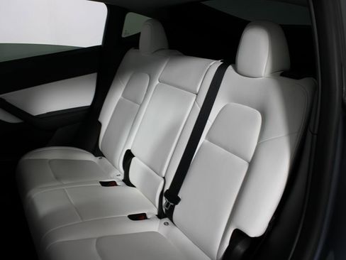 Used 2022 Tesla Model Y Long Range image 22