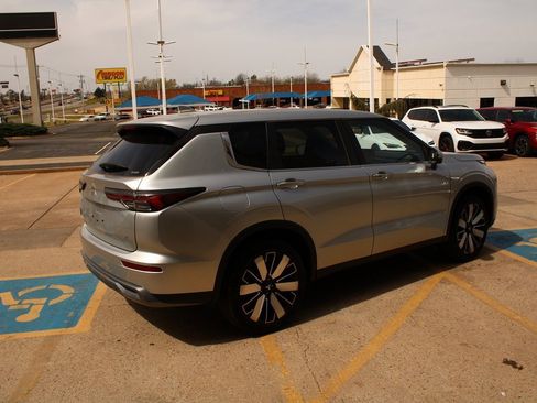 New 2025 Mitsubishi Outlander SE image 5