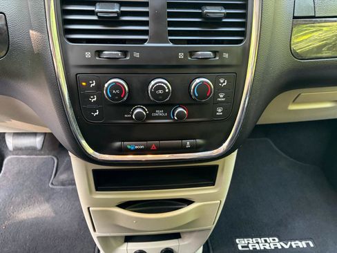 Used 2017 Dodge Grand Caravan SE w/ UConnect Hands-Free Group FWD image 24