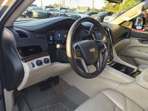 Used 2018 Cadillac Escalade Luxury image 9