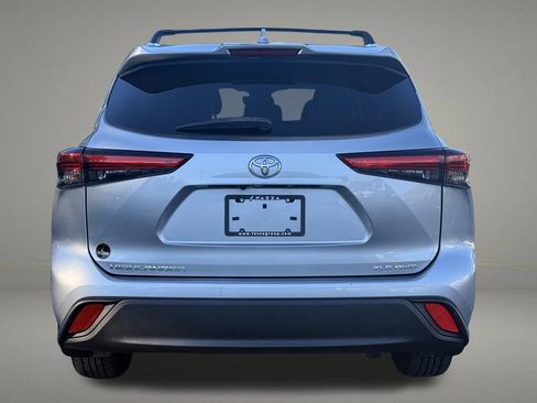 Used 2022 Toyota Highlander XLE image 4