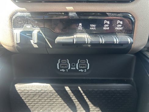 Used 2022 RAM 1500 Laramie AWD/4WD image 12