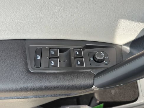 Used 2020 Volkswagen Tiguan SEL AWD/4WD image 34