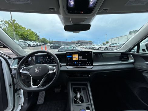 Used 2026 Volkswagen Tiguan SE FWD image 28
