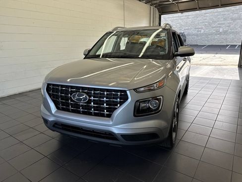 Used 2025 Hyundai Venue SEL FWD image 3
