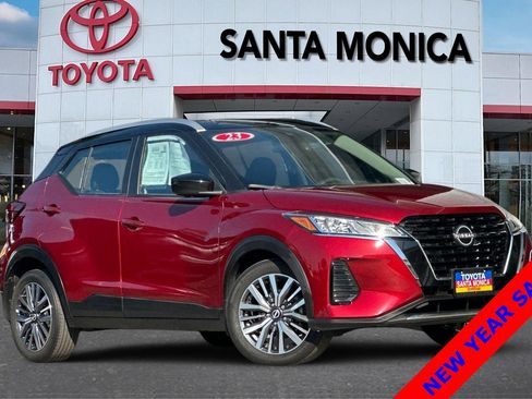 Used 2023 Nissan Kicks SV image 2