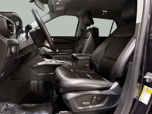 Used 2022 Ford Explorer XLT w/ Equipment Group 202A image 5