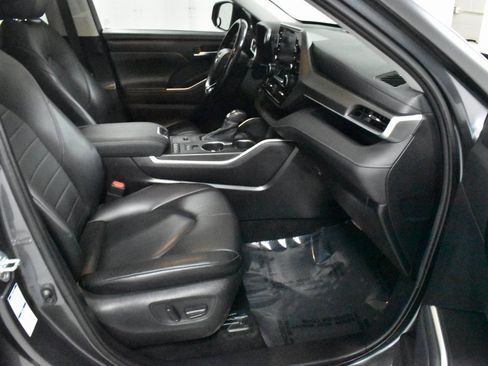Used 2020 Toyota Highlander XLE image 14