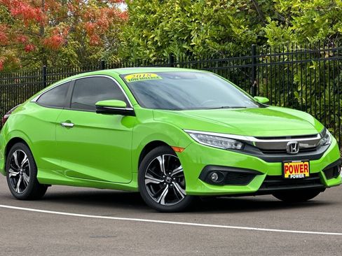 Used 2018 Honda Civic Touring image 2