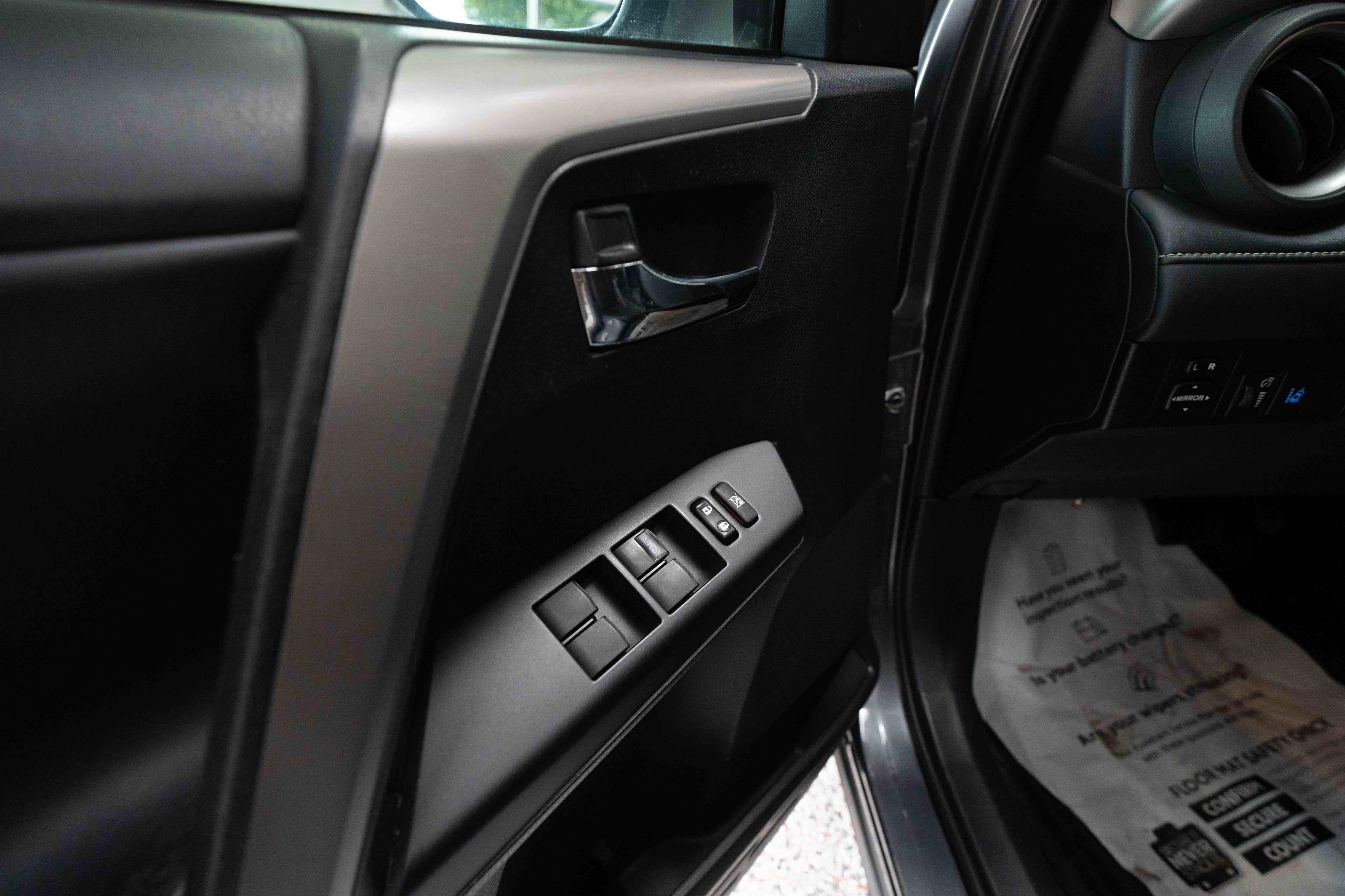Used 2018 Toyota RAV4 XLE AWD/4WD image 7