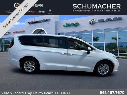 Used 2023 Chrysler Pacifica Touring-L FWD image 8