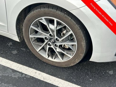 Used 2019 Hyundai Elantra Limited FWD image 2
