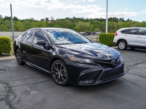Certified 2022 Toyota Camry SE w/ Convenience Package FWD image 2
