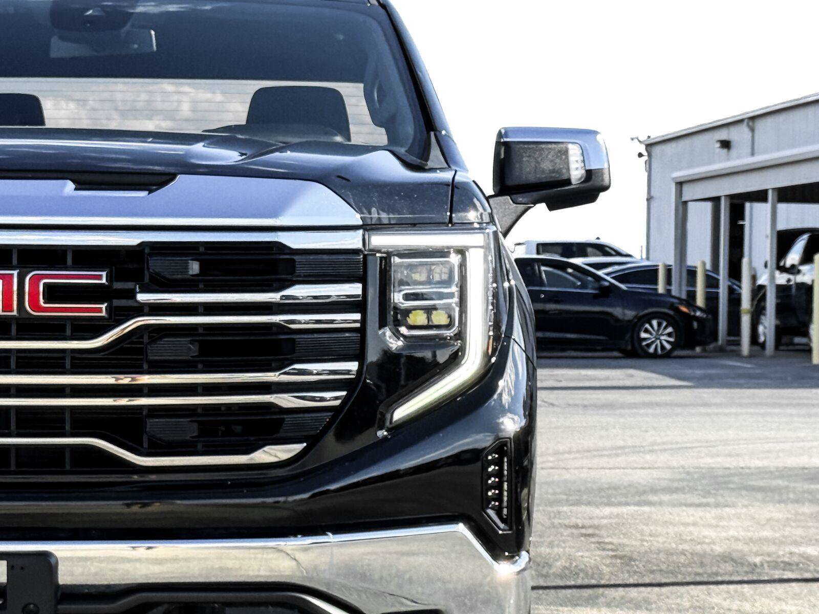 Used 2025 GMC Sierra 1500 SLT AWD/4WD image 4