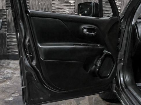 Used 2017 Jeep Renegade Altitude AWD/4WD image 38