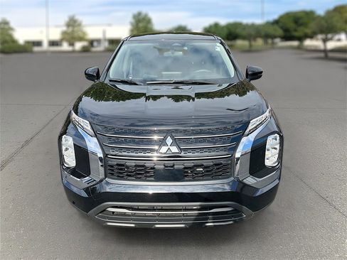 Used 2024 Mitsubishi Outlander ES image 2
